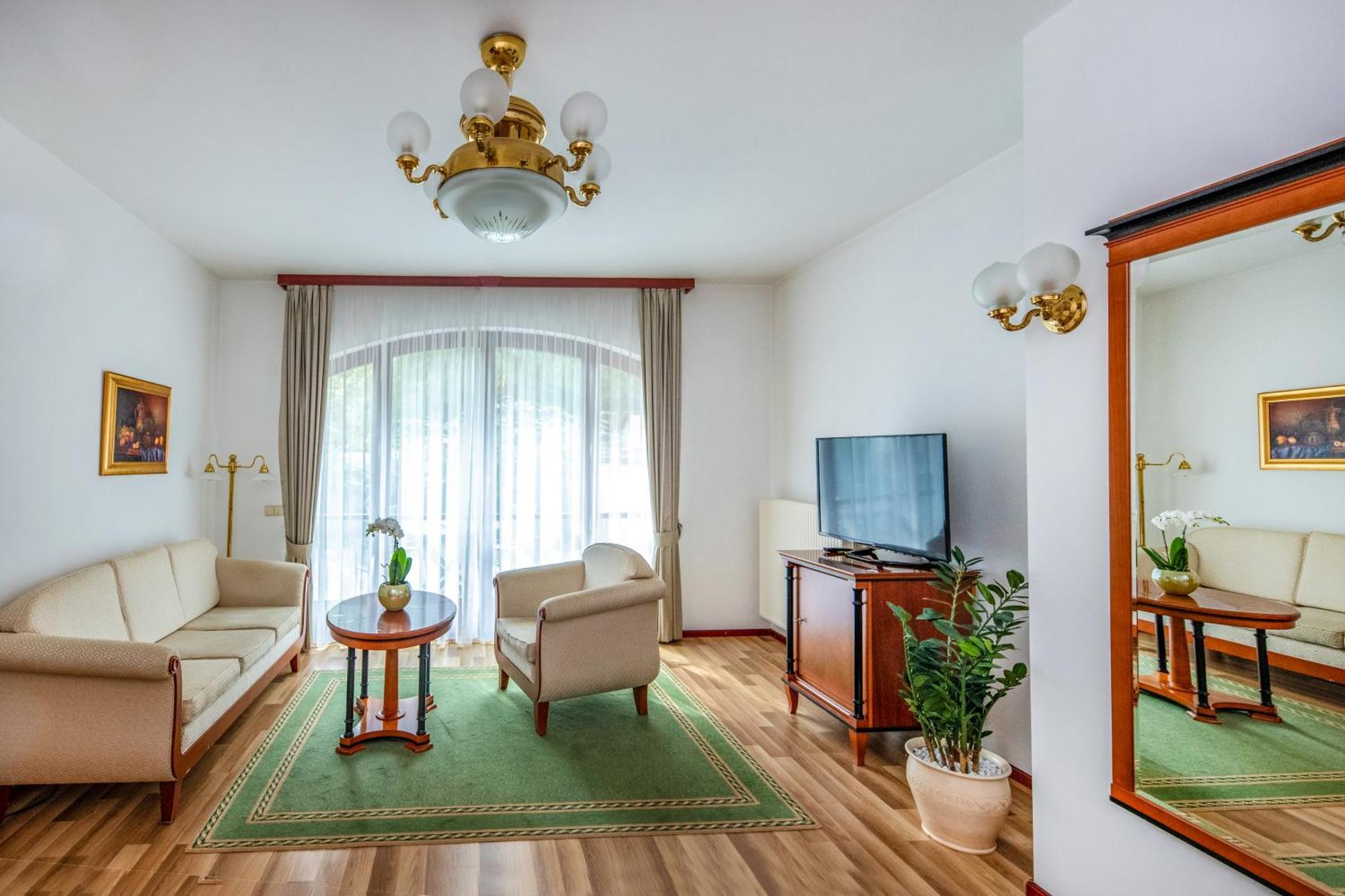 Szarvaskut Hotel Zirc Dış mekan fotoğraf