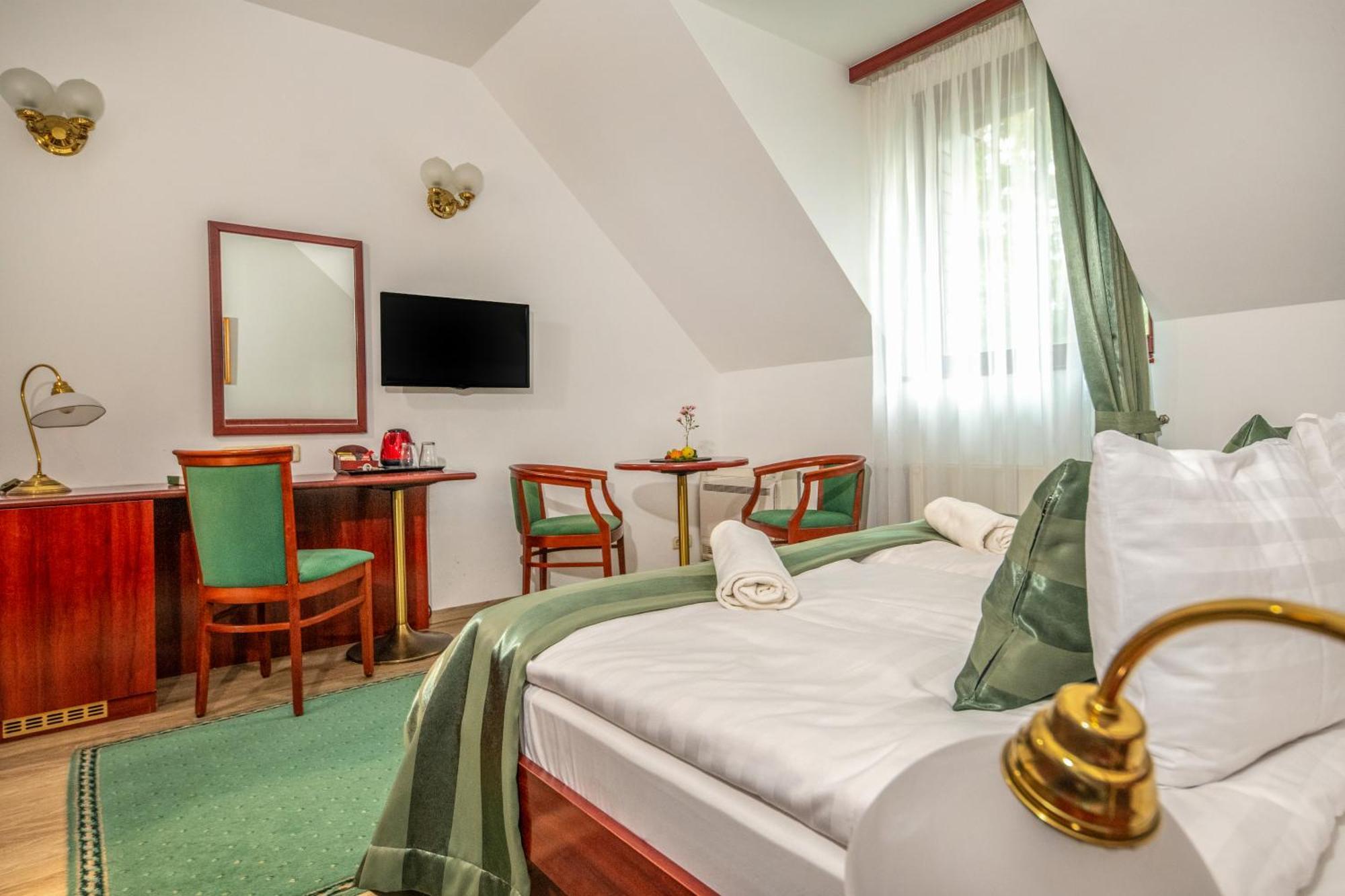 Szarvaskut Hotel Zirc Dış mekan fotoğraf