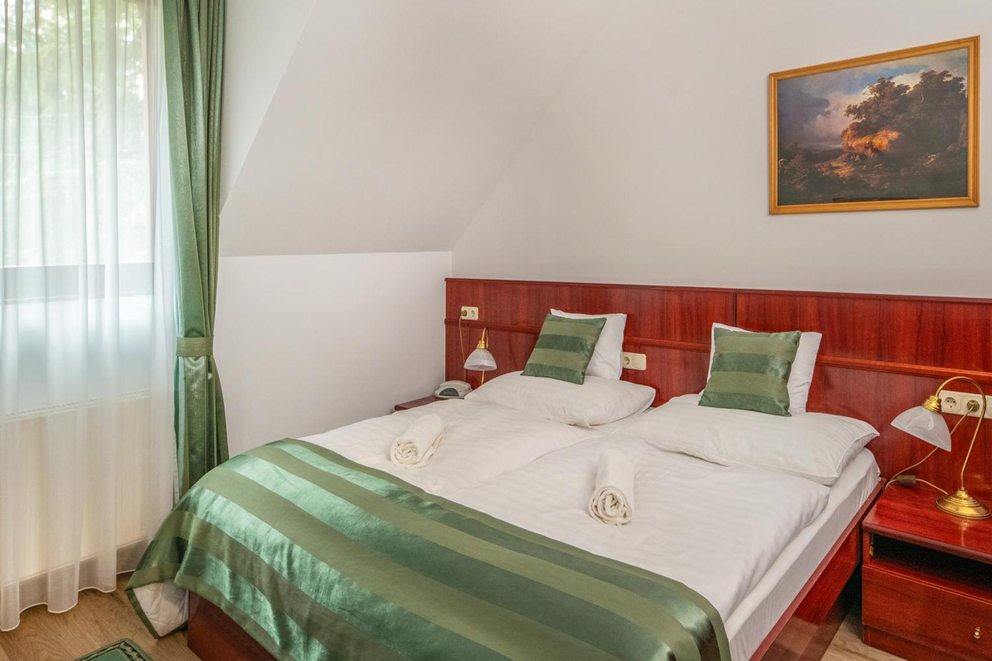 Szarvaskut Hotel Zirc Dış mekan fotoğraf