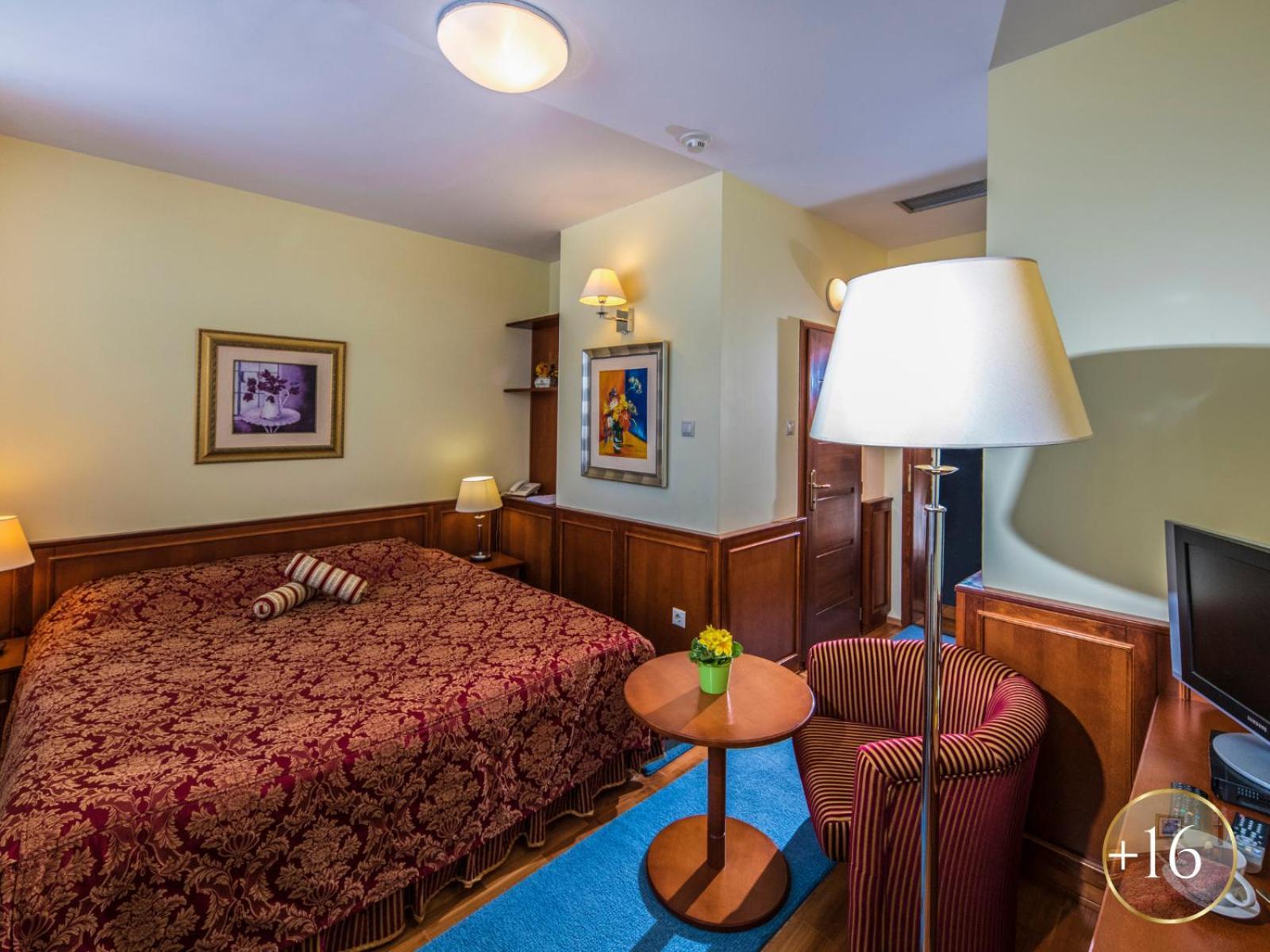 Szarvaskut Hotel Zirc Dış mekan fotoğraf